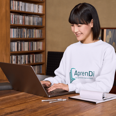 Estudante utilizando a plataforma AprenDi em um notebook